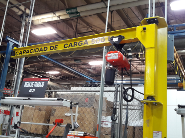 Grua bandera con polipasto marca CM y una capacidad de carga de 500kg