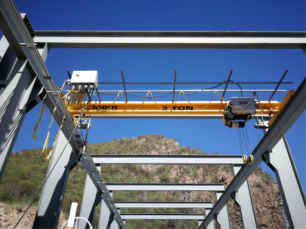 Grua viajera monorriel de 3 toneladas con polipasto electrico de cable marca yale_