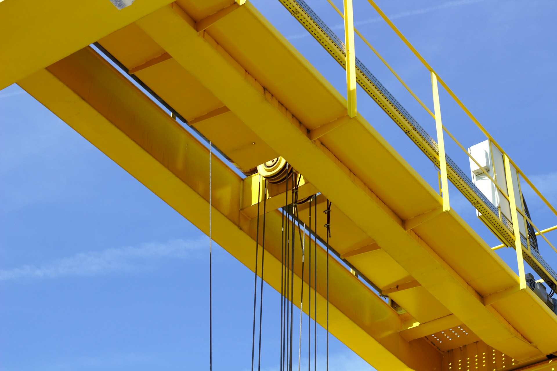 grua viajera de color amarillo